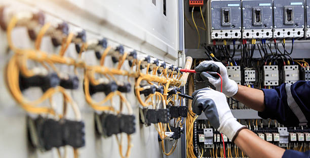 Professional Electrician technician working in Schleswig, IA
